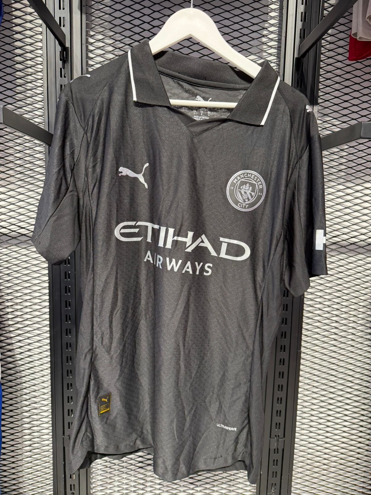 WhatsApp Image 2026-05-09 at 11.25.18 (1) Man city 25/26 Black shirt - Figura 1