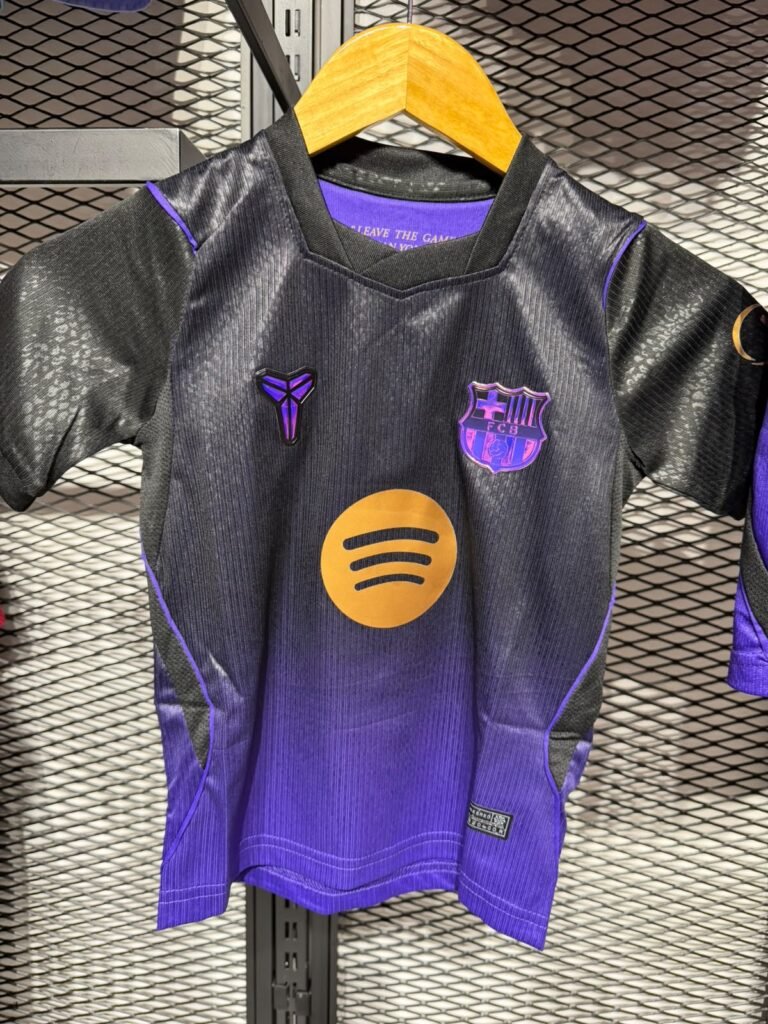 Barcelona away kids kit thumbnail 2