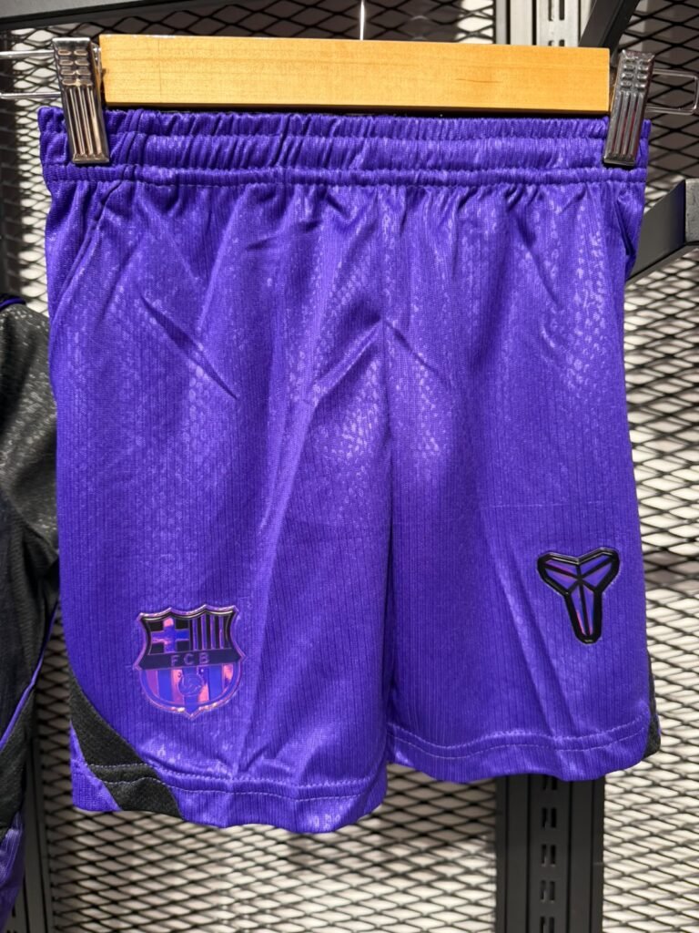 Barcelona away kids kit thumbnail 3