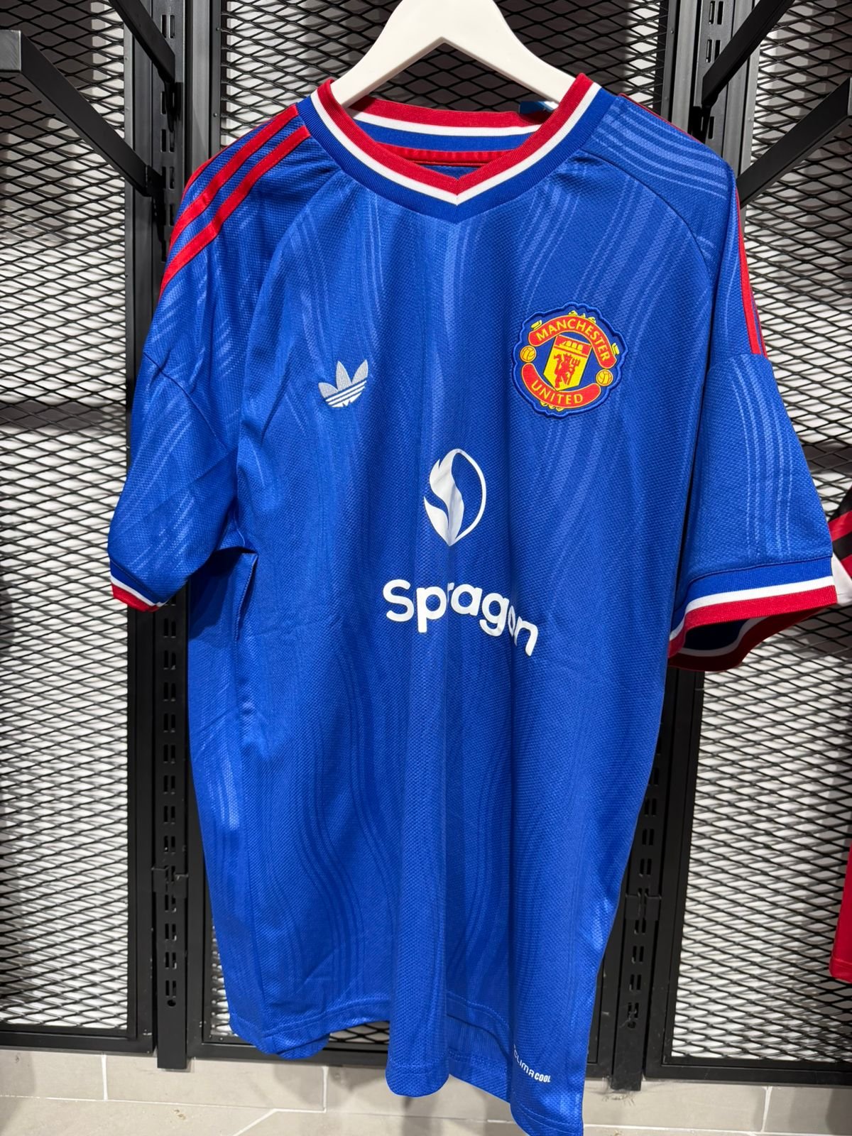 WhatsApp Image 2026-09-01 at 11.23.57 Man Utd away 26/27 - Figura 1